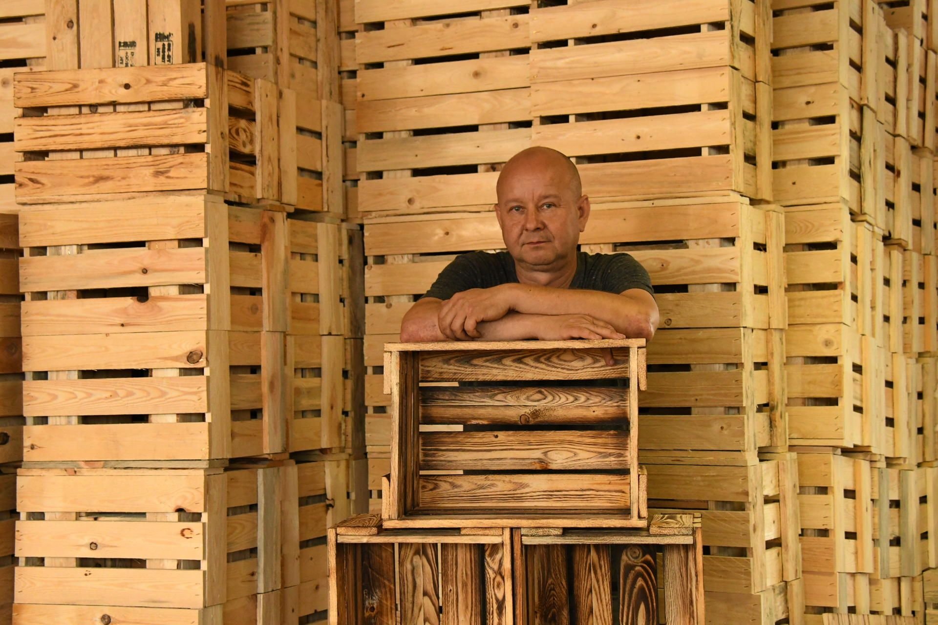 Andre Traxel mit den vielseitig verwendbaren Kisten.