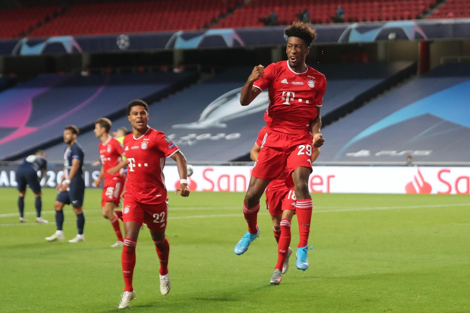 Kingsley Coman jubelt mit seinen Teamkollegen nach dem 1:0 für den FC Bayern München.