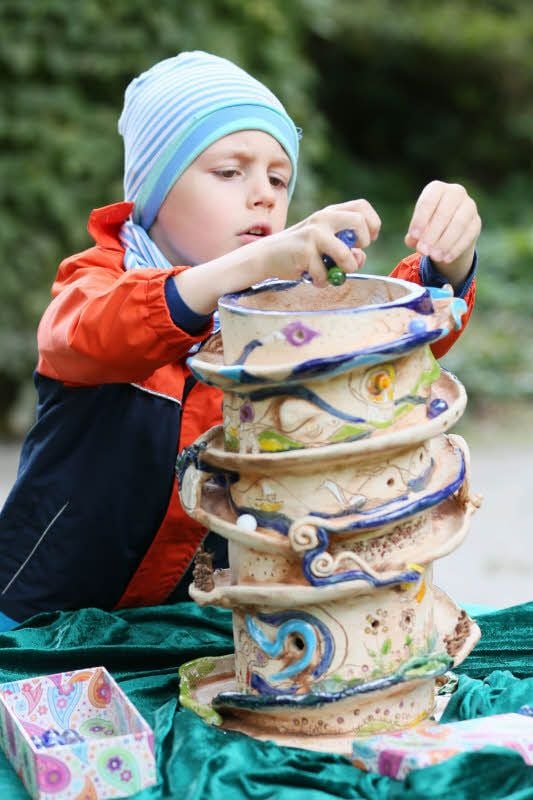 Der vierjährige Erik ist von der Murmelbahn begeistert.