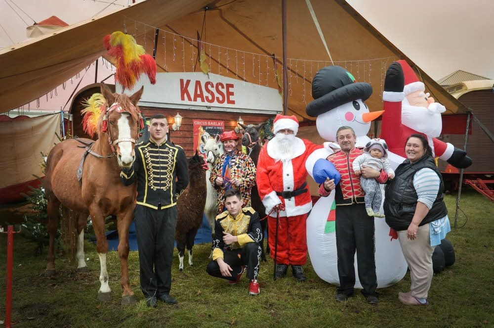 Sie unterhalten mit weiteren Verwandten im Circus Barlay das Köthener Publikum: Marlon Renz mit Araber-Hengst Kalif, Ronald Barlay als Clown, Sascha Bügler, Peter Kent als Weihnachtsmann, Joachim Bügler mit Nesthäkchen Feliciana und Sabrina Renz (v. l.).