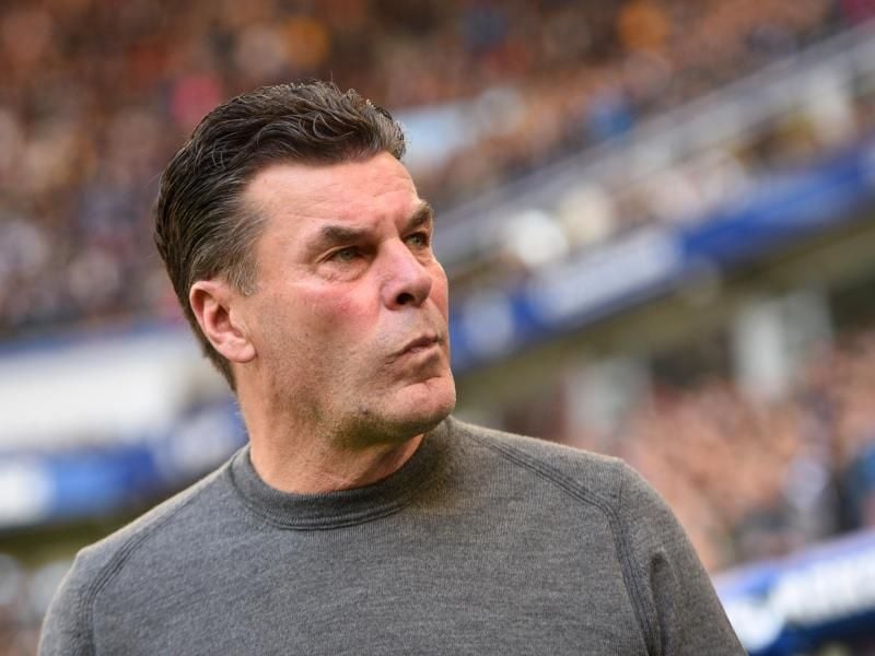 Findet die Gehälter und Ablösesummen im Fußball-Business zu hoch: Hamburgs Trainer Dieter Hecking. F. Foto: Daniel Bockwoldt/dpa