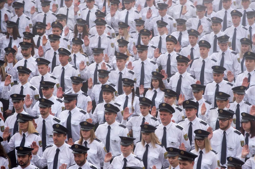 Polizeischüler bei der Vereidigung an der Polizei-Fachhochschule Sachsen-Anhalts im Jahr 2017