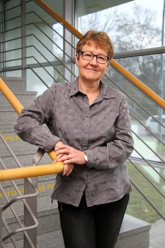 Helene Bloßfeld im Treppenhaus ihrer „alten“ Wirkungsstätte.