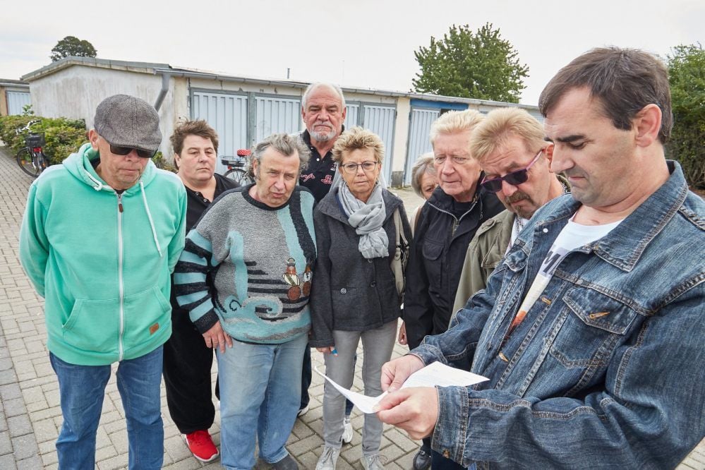 Sämtliche Nutzer des Garagenkomplexes Stauffenbergstraße fühlen sich wie Andreas Stollberg (rechts) von der Stadtverwaltung hintergangen, weil diese den Verkauf des Grundstücks nicht ausschrieb.