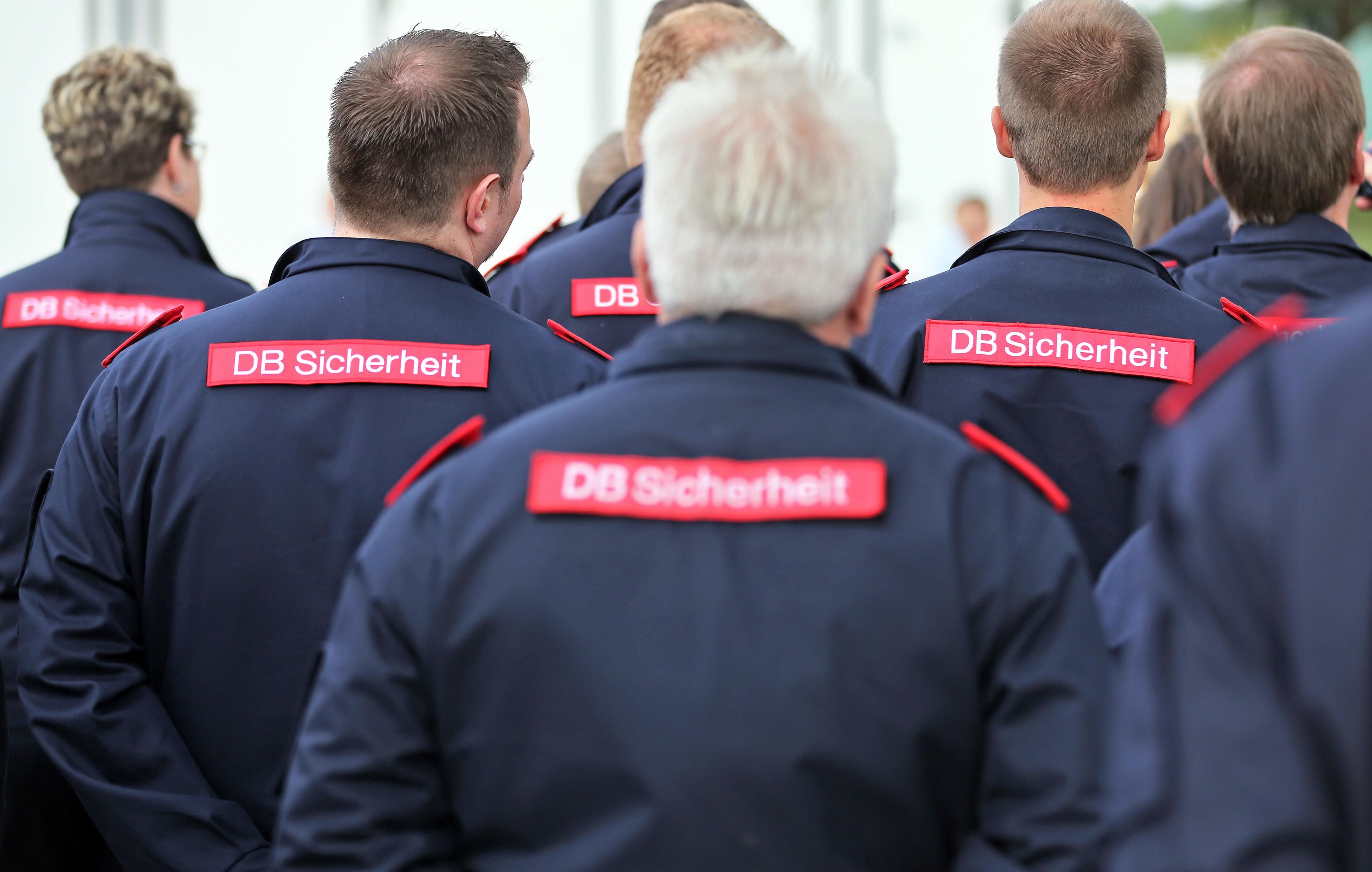 Mitarbeiter der DB Sicherheit stehen bei der Übergabe eines Übungsbahnhofes an die Bundespolizei in Bad Düben (Sachsen) (Symbolbild)