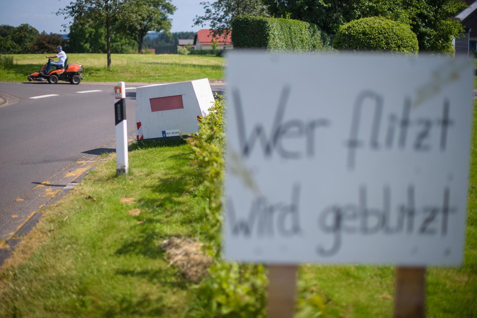 Eine täuschend echt aussehende Blitzer-Attrappe soll Autofahrer am Ortseingang zum Abbremsen verleiten. Eigentlich als Scherz an Hexennacht aufgestellt,