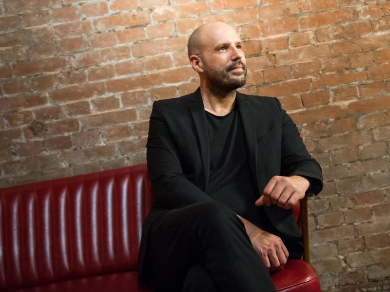 Christopher von Deylen lebt aus dem Koffer und reist um die Welt. Foto: Daniel Bockwoldt