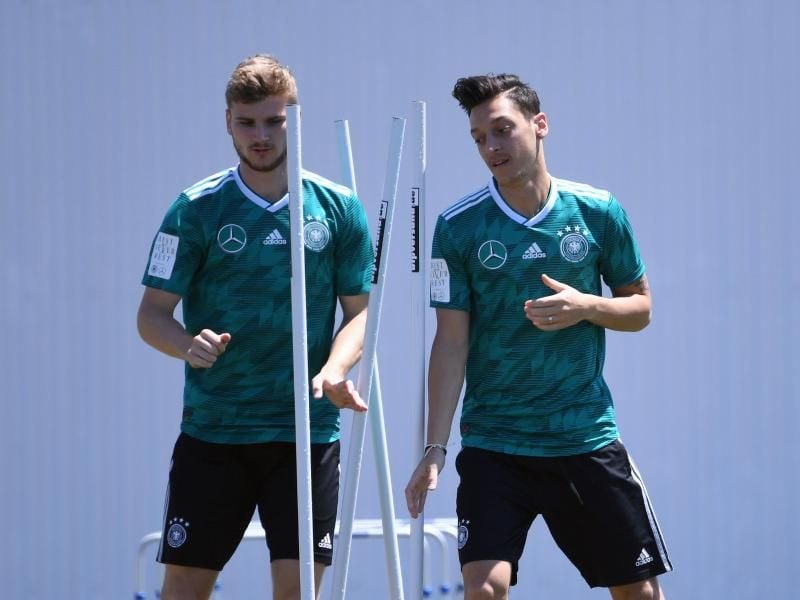 Timo Werner und Mesut Özil (r) beim Training bei der WM in Russland. Foto: Ina Fassbender