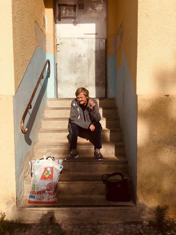 Kurz vor 18 Uhr: Karin Ritter wartet auf der Treppe des Obdachlosendomizils von Köthen darauf, eingelassen zu werden.
