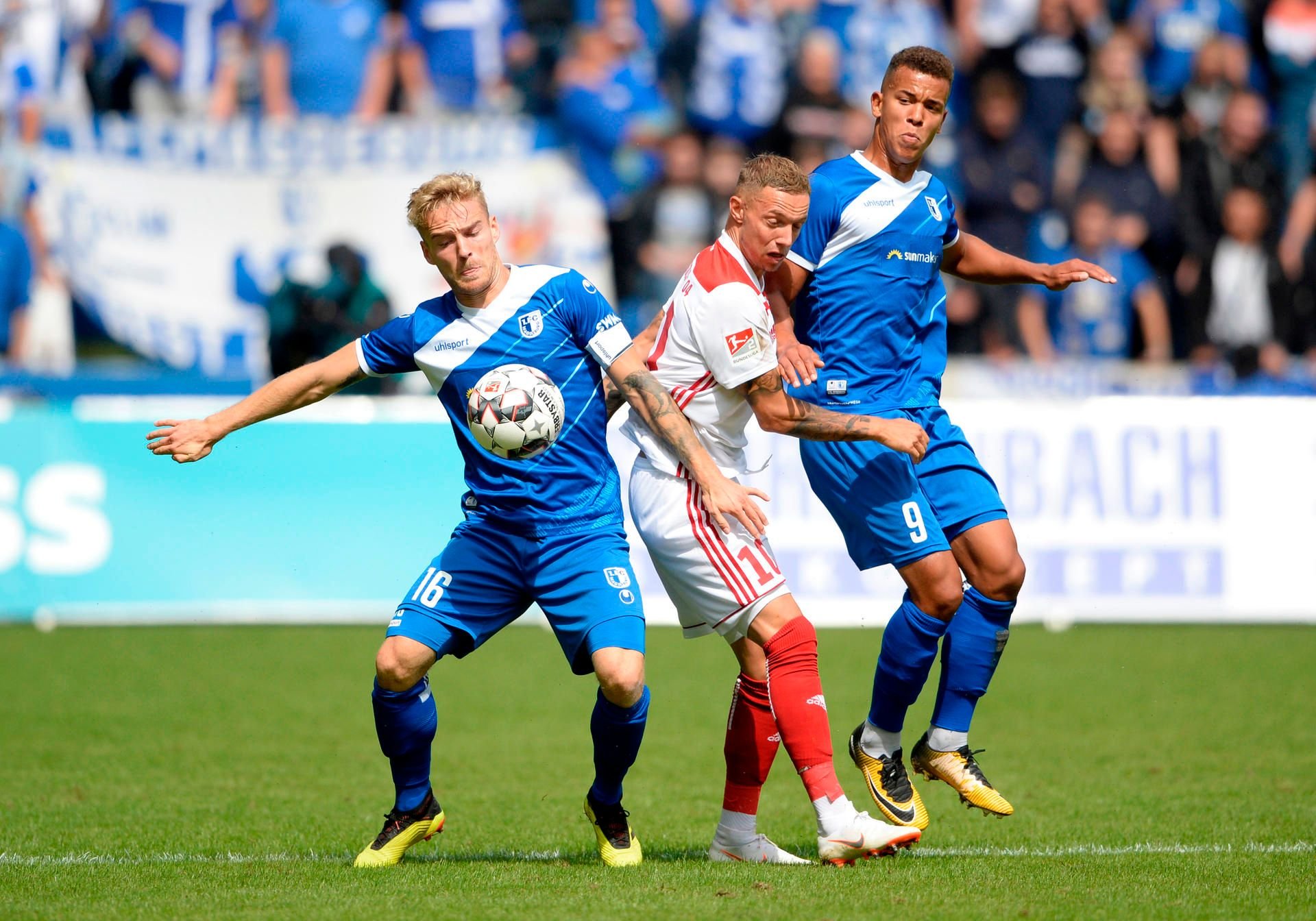 Nils Butzen (l.) und Marcel Costly (r.) im Zweikampf mit Sonny Kittel.