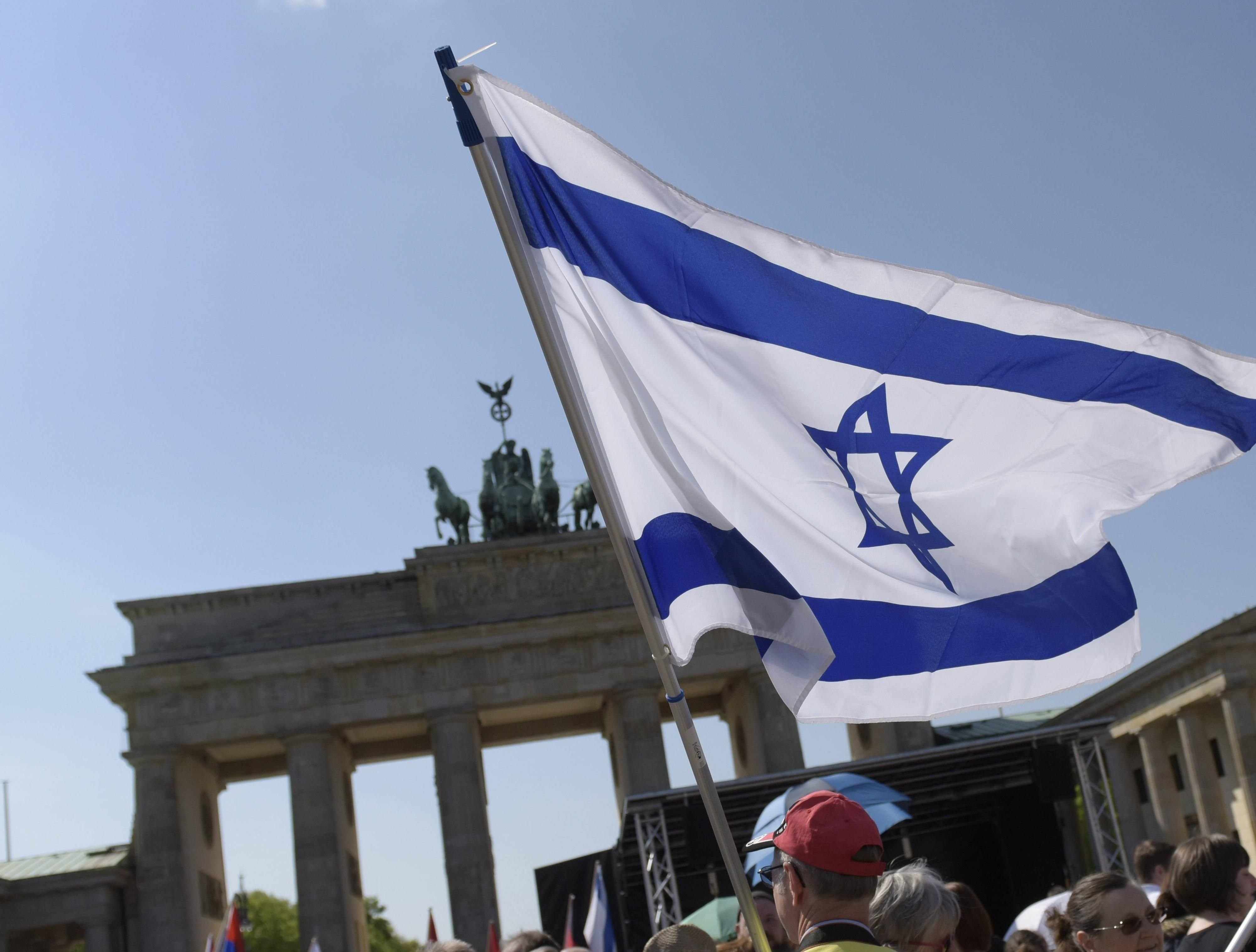 Eine Israel-Fahne während einer Demonstration vor dem Brandenburger Tor.