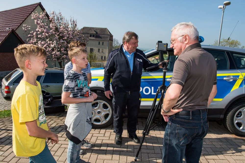 Die Mädchen und Jungen der Eckartsbergaer Grundschule hatten lobende Worte für diejenigen parat, die sich in der Buttstädter Straße an das vorgeschriebene Tempolimit gehalten hatten.