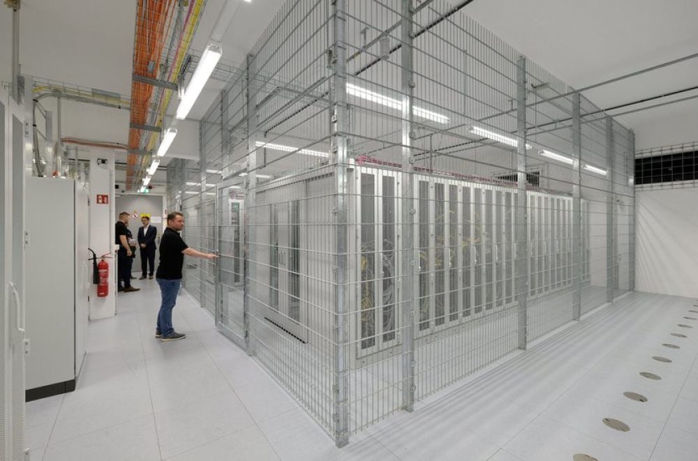 In Käfigen, die zudem auch im Boden mit Gittern versehen sind, stehen die Server.