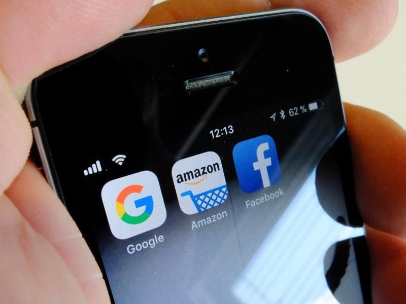 Die Apps der US-Internetkonzerne Google, Amazon und Facebook. Foto: Stefan Jaitner/dpa