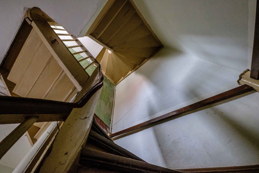 Für die marode Treppe braucht man schon einigen Mut. Viele der Holzkonstruktionen im Inneren müssen ersetzt werden.