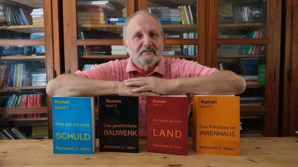 Geschafft: Reinhard O. Hahn hat so etwas wie sein Lebenswerk in vier Bänden untergebracht.