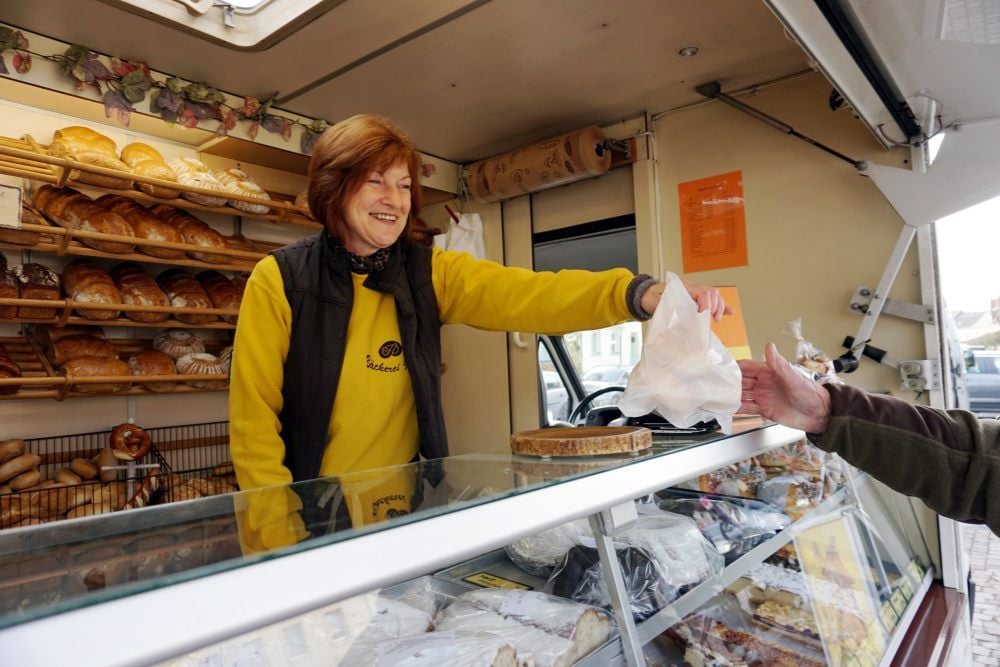 Ab kommendem Jahr gilt die Belegausgabepflicht auch für Bäckereien. Dann müssen die Verkäufer von Backwaren, wie hier Kerstin Görz, dem Kunden immer einen Kassenbon mitgeben. Voraussetzung ist ein elektronisches Kassensystem.