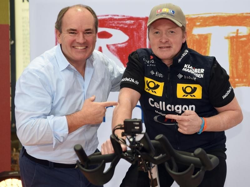 Ausdauersportler Joey Kelly (l) und Moderator Wolfram Kons. Im Rahmen des RTL Spendenmarathons will Kelly 24 Stunden lang mindestens 100 Watt durch Radfahren erzeugen. Foto: Henning Kaiser