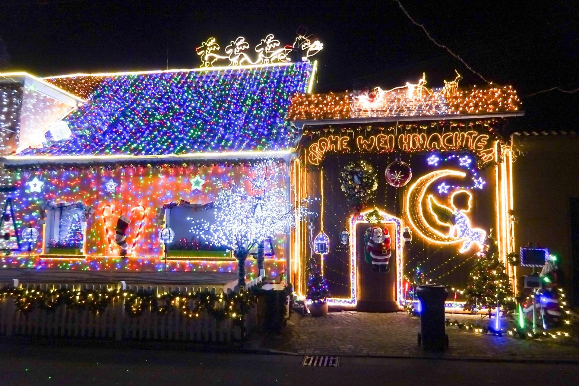 8,5 Kilometer Lichterketten verwandeln das Haus im Kreis Sömmerda in eine Weihnachtswelt.