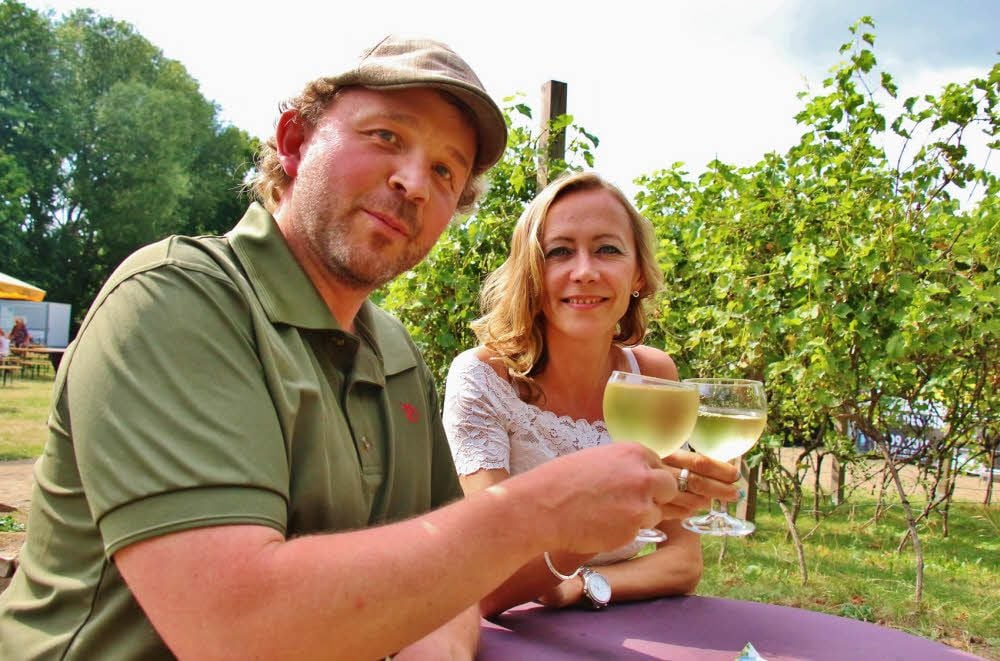 Organisator Matthias Poeschel und Sandy Kaulfuß genießen einen Weißwein.