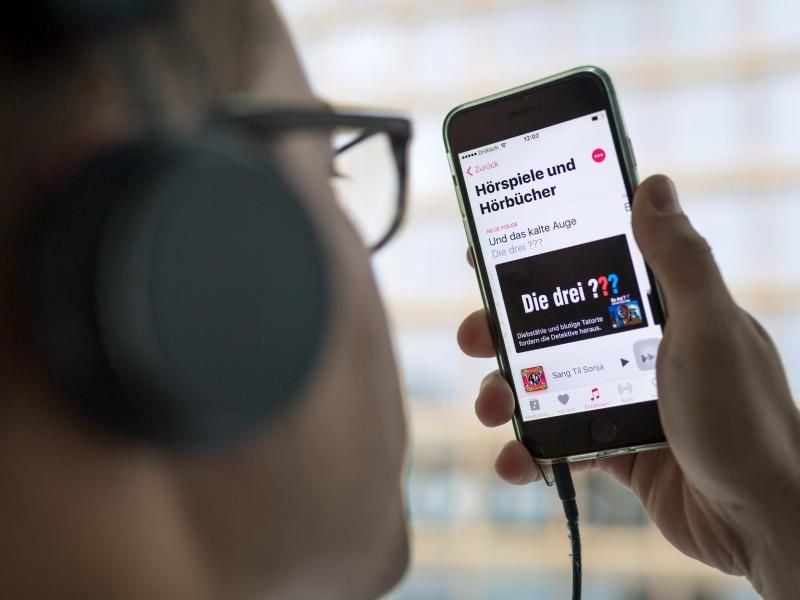 Apple Music hat seine Hörspiel-Rubrik ausgebaut und bietet nun auch Klassiker wie „Die drei ???” zum Anhören an. Foto: Alexander Heinl/dpa-tmn