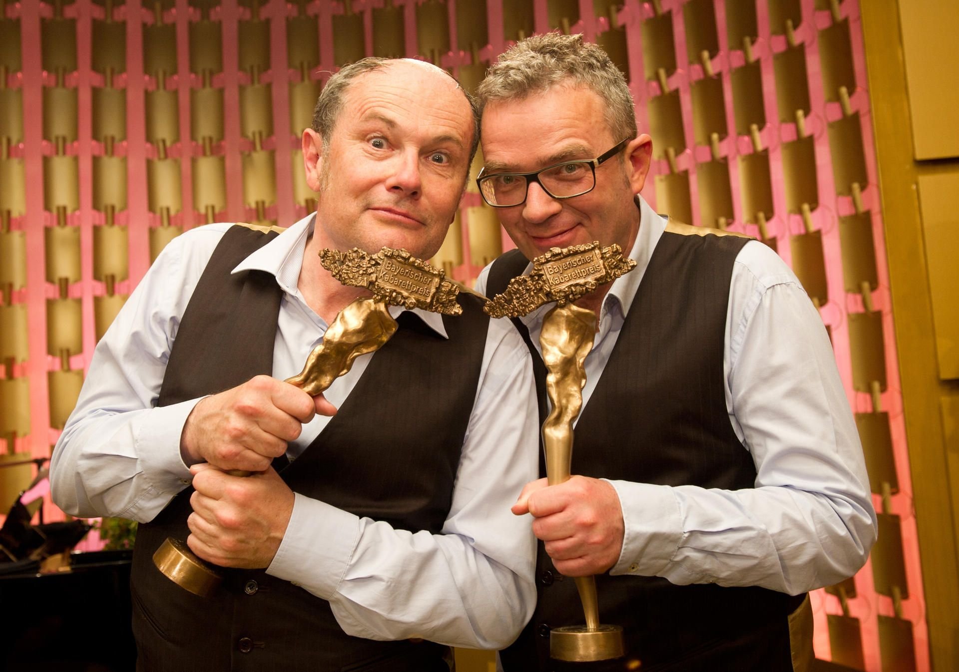 Thomas Pigor (l) und Benedikt Eichhorn vom Kabarett-Duo Pigor & Eichhorn bei der Verleihung des Bayerischen Kabarettpreises. Nun erhalten sie in Halle den Radiopreis „Salzburger Stier“.