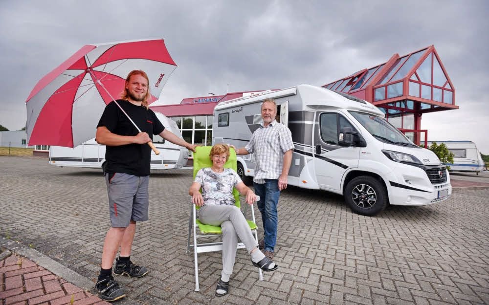 Die Caravanfamilie an der B100: Renate und Torsten Loth (l.) sowie Hartmut Kuhfuß