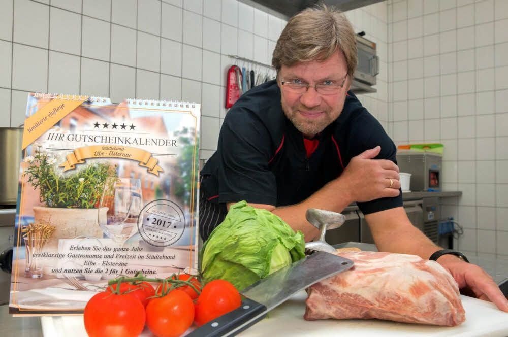 Gerald Lexius, Inhaber und Koch des „Lokals am Wald“ in Annaburg, freut sich auf die Gäste, die einen Gutschein des Kalenders bei ihm einlösen wollen.