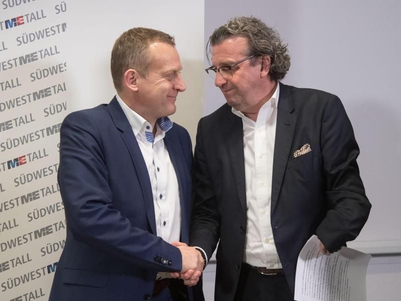 Handschlag: IG-Metall-Verhandlungsführer Roman Zitzelsberger (l) und Südwestmetall-Chef Stefan Wolf in Stuttgart. Foto: Marijan Murat