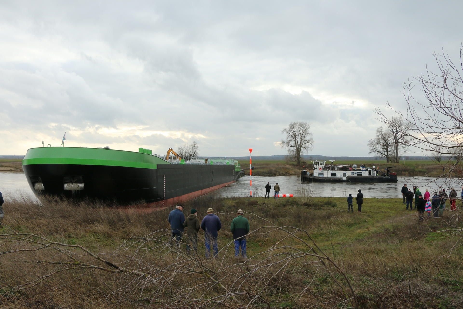 Wegen der Havarie am Freitagvormittag musste eine Schifffahrts-Sperre veranlasst werden.