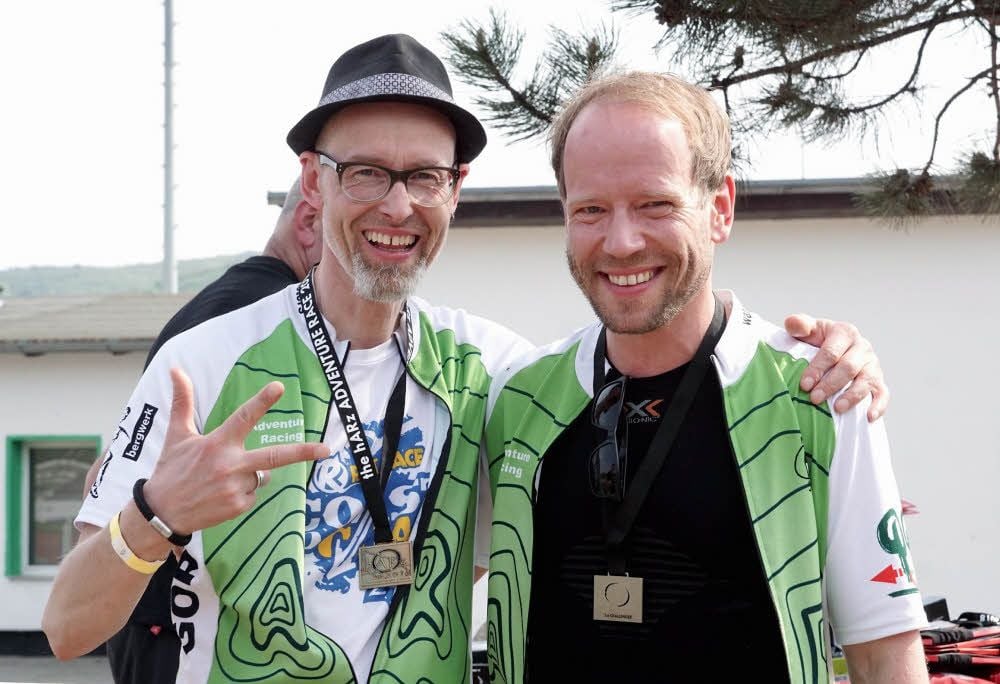 Göran Wendler (l.) zeigt es an: Zum dritten Mal konnte er mit Sebastian Müller-Stahl das Abenteuerrennen „The hARz“ gewinnen.