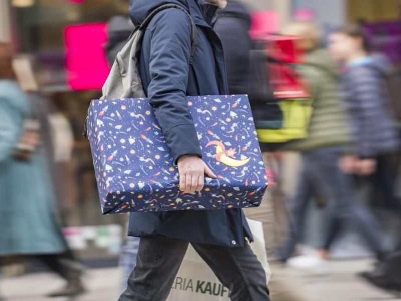 Frühere Weihnachtsgeld-Zahlungen könnten den Einzelhandel stärken und die Weihnachtseinkäufe entzerren. Foto: Frank Rumpenhorst/dpa