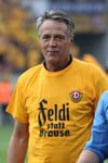 Dynamo-Trainer Uwe Neuhaus präsentierte nach dem Sieg per T-Shirt die kleine Stichelei Richtung Konkurrent RB Leipzig.