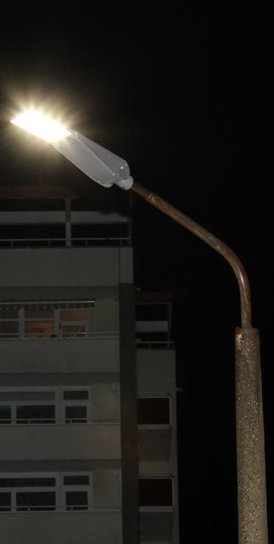 Eine LED-Lampe leuchtet bei Nacht.