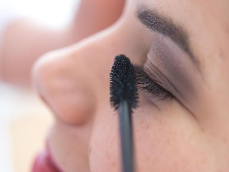 Am besten trägt man zweimal eine dünne Schicht Wimperntusche auf und lässt diese dann gut durchtrocknen. Foto: Marius Becker