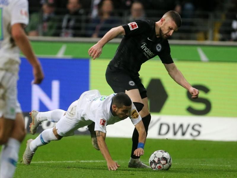 Der Frankfurter Ante Rebic (r) und Wolfsburgs William kämpfen um den Ball. Foto: Thomas Frey