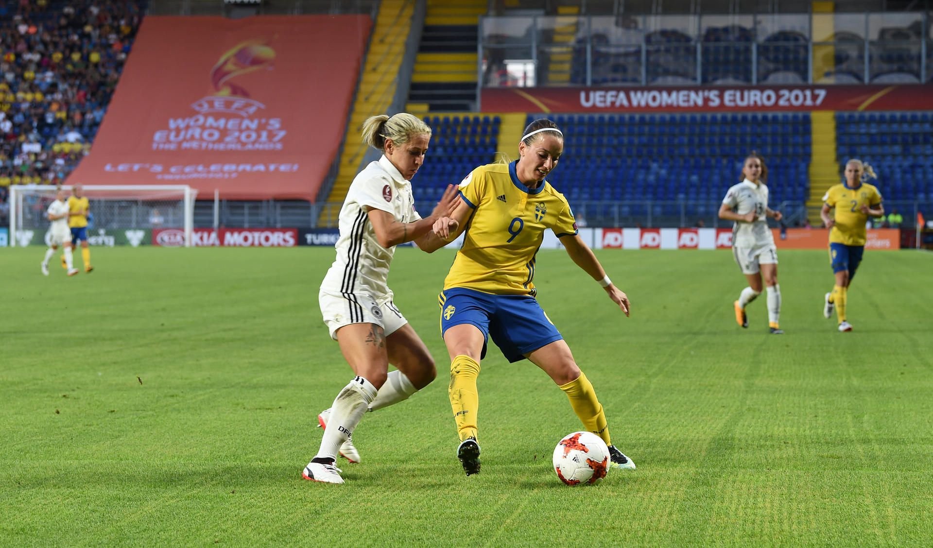 Die Deutsche Anna Blässe (links) und die Schwedin Kosovare Asllani in Aktion.