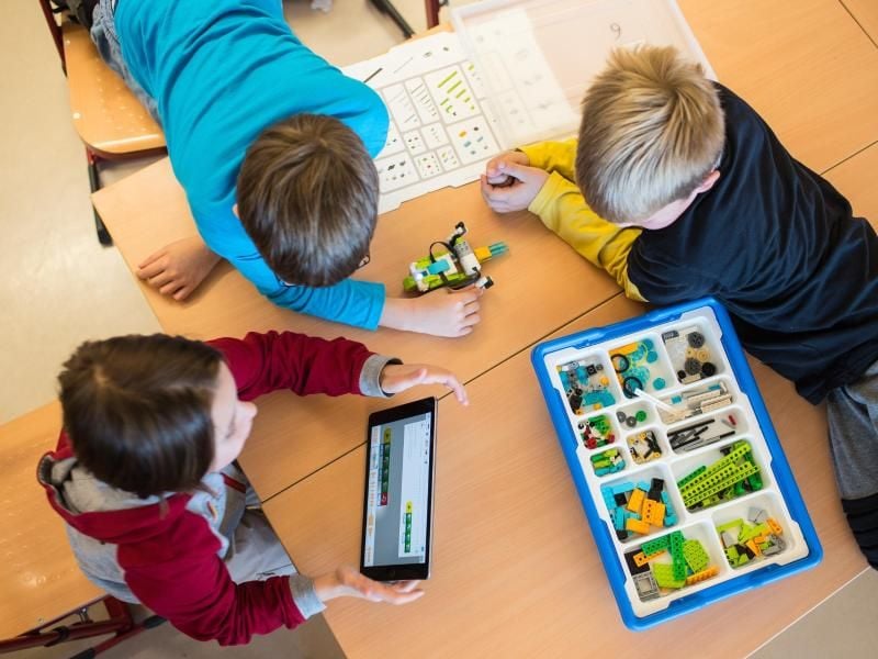 Drei Schüler lernen mit dem Tablet-Computer. Foto: Andreas Arnold/dpa