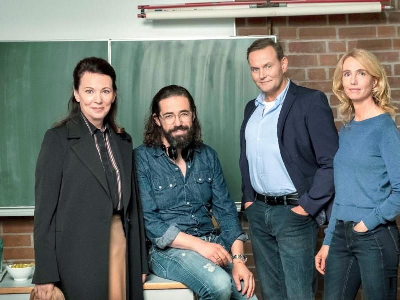 Die Schauspielerin Iris Berben (l-r), der Autor und Regisseur Leo Khasin sowie die Schauspieler Devid Striesow und Ursina Lardi am Set des ZDF-Films „Das Unwort”. Foto: Conny Klein/ZDF