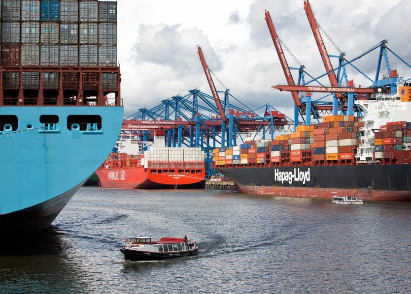 Containerschiffe liegen im Hamburger Hafen.