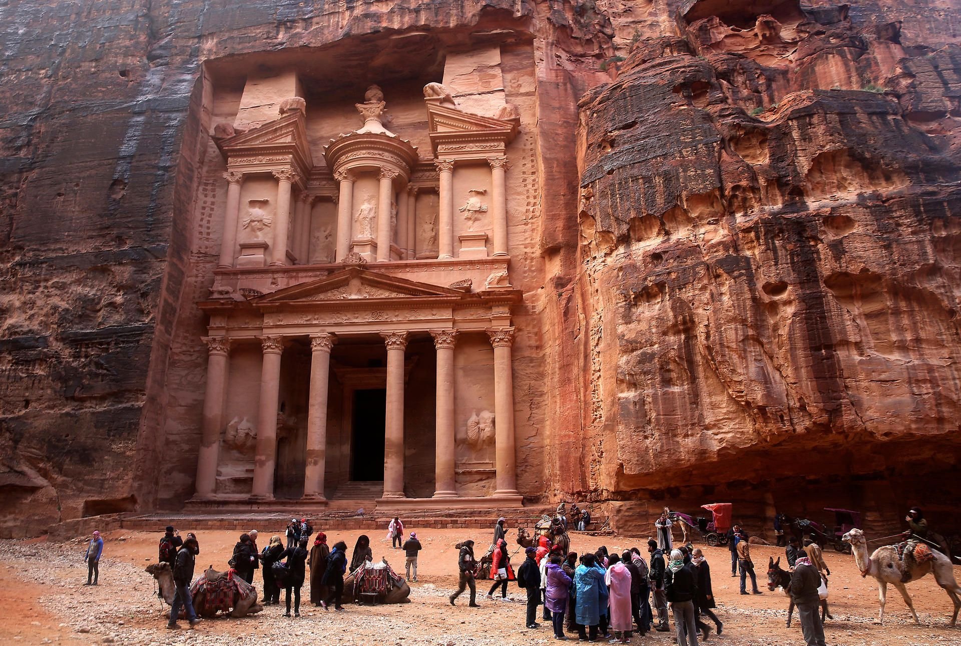 Touristen stehen mit Plastikponchos im Regen vor dem sogenannten „Schatzhaus“, Jordaniens berühmtestem archäologischen Denkmal. (Archivbild)