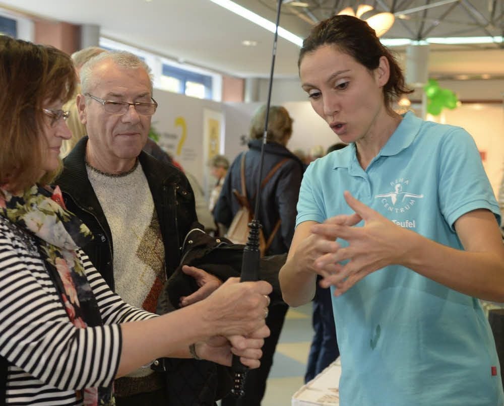 Kerstin Teufel (r.) zeigt, wie sich mit dem „Flexibar-“Schwungstab Muskeln trainieren lassen.