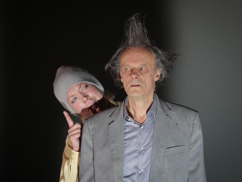Die Schauspieler Lina Beckmann (l) als Narr und Edgar Selge als König Lear stehen auf der Bühne. Foto: Christian Charisius/Archiv