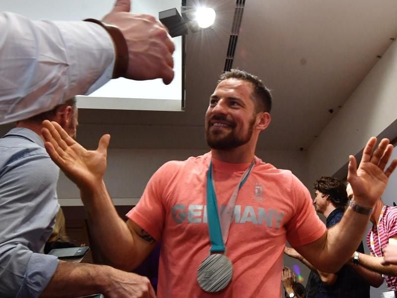 Yannic Seidenberg feiert in Pyeongchang mit dem deutschen Team die Silbermedaille. Foto: Peter Kneffel