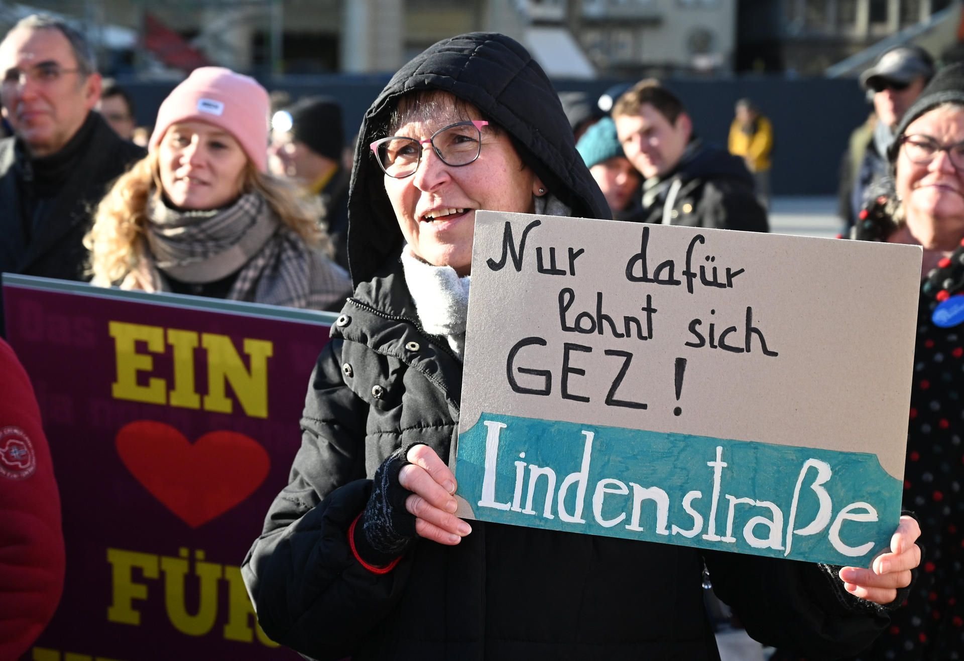 Eine Teilnehmerin der Demonstration gegen die Absetzung der ARD Fernsehserie "Lindenstraße"