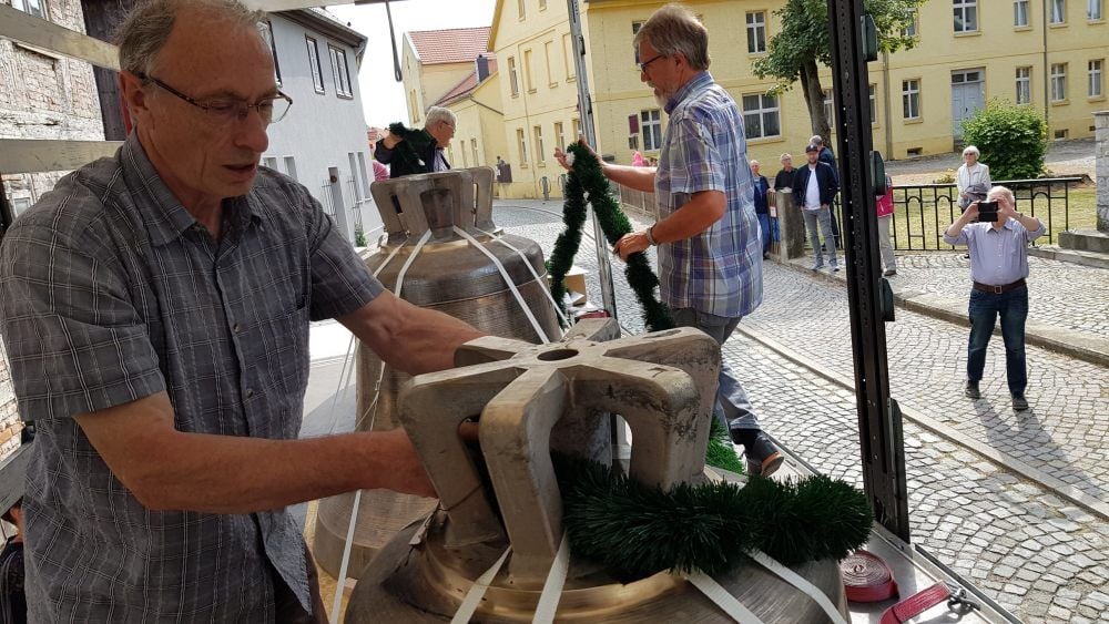 Nach der Ankunft vor der Kirche St. Marien in Harzgerode werden die Glocken geschmückt.