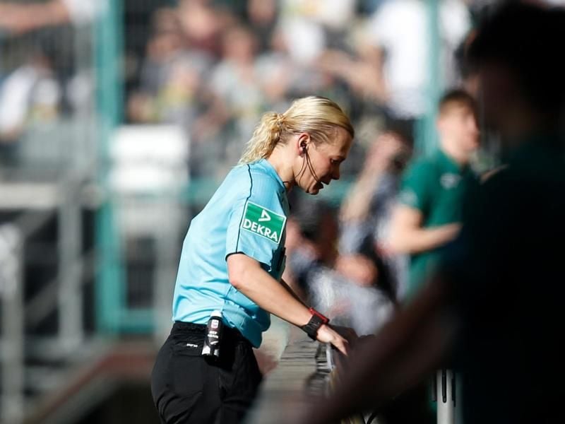 Bibiana Steinhaus war von Borussia-Anhängern nach umstrittenen Entscheidungen wüst beschimpft worden. Foto: Ina Fassbender