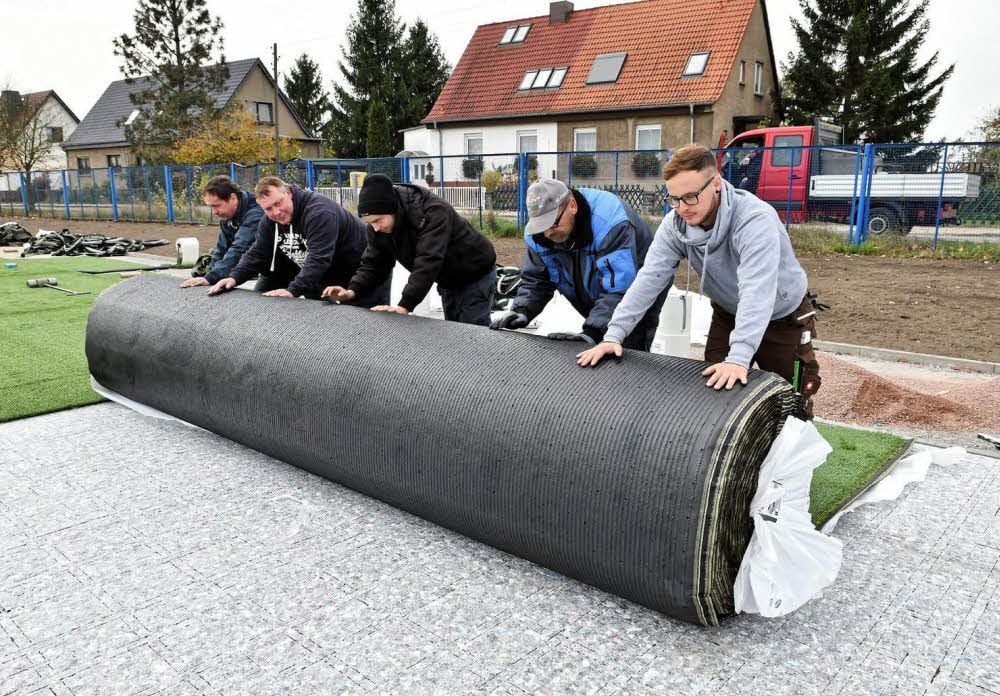 Im November 2016 konnte auf dem Elbesportpark von Germania Roßlau der neue Kunstrasen ausgerollt werden. Die Anlage ist hoch frequentiert und von einem Gummigranulat-Verbot nicht betroffen.