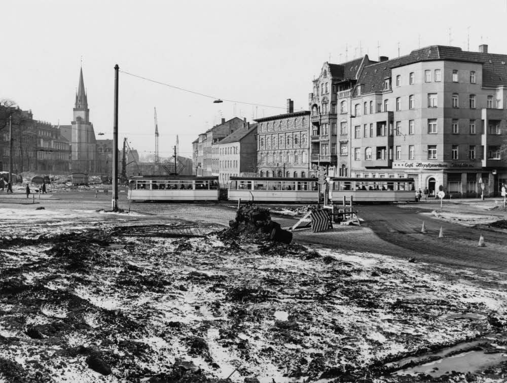 Wer erkennt’s? Wir sehen Halles Franckeplatz, aufgenommen im Jahr 1970. Die Arbeiten für den Bau der Hochstraße haben gerade begonnen. Links ist das Elisabeth-Krankenhaus zu sehen.