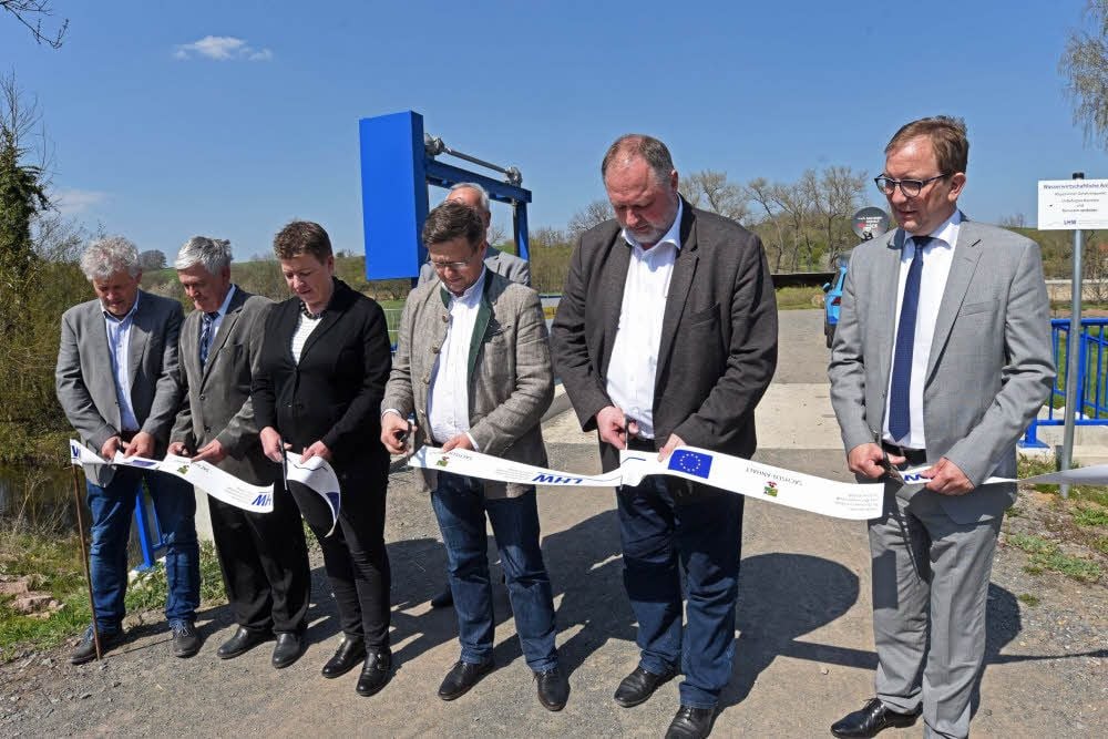 Auch Ministerin Dalbert beteiligte sich am Durchschneiden des Bandes in Klein Schierstedt.